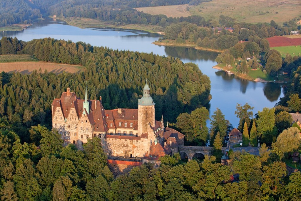 Zamek Czocha na tle jeziora Zlotnickiego. EU, Pl, Dolnoslaskie. Lotnicze.